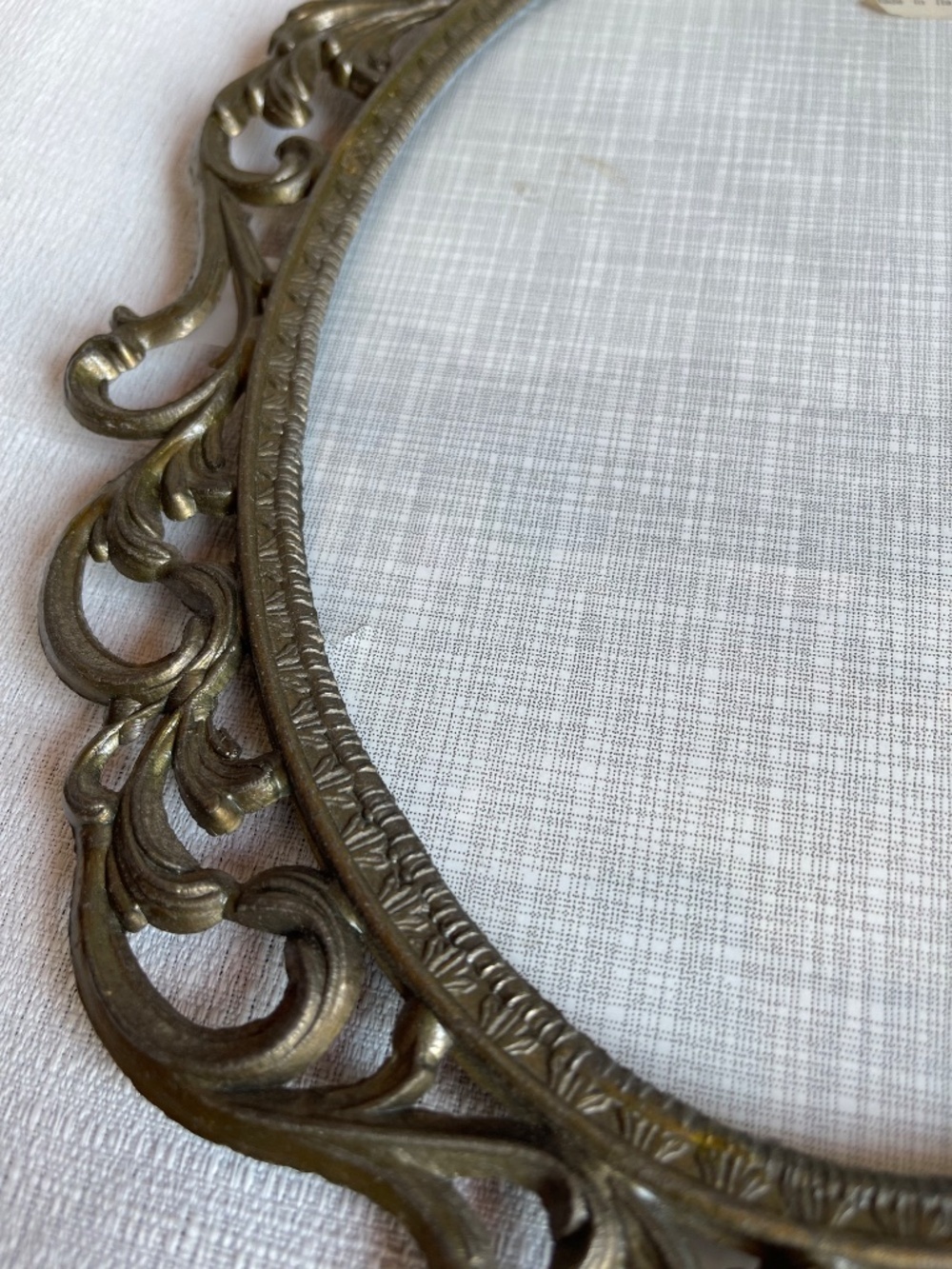 Ornate Oval Metal Wall Frame - Antique Brass - Picture 13 of 15